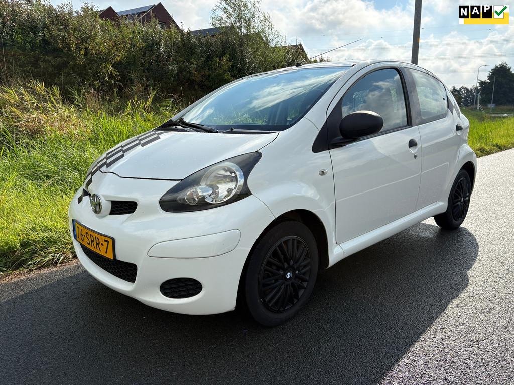 Toyota Aygo Toyota Aygo 1.0-12V Now | 2011 | 174.000KM NAP |, Euro 5, Stof, Gebruikt, Zwart