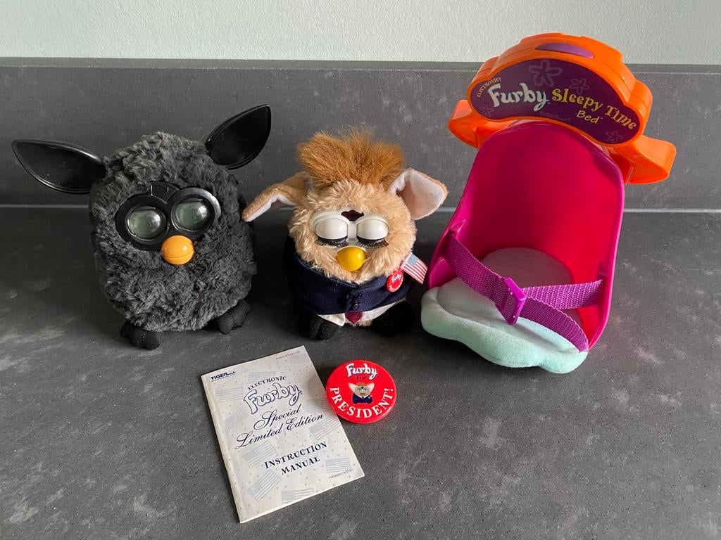 Twee Furby's met slaapbedje en instructieboekje, Ophalen of Verzenden, Zo goed als nieuw, Jongen of Meisje