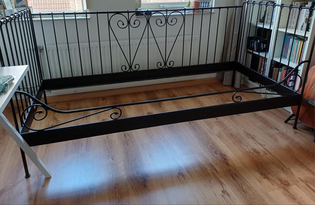 IKEA bed 90x200cm, zwart metalen frame, Huis en Inrichting, Ophalen, Gebruikt, 90 cm, Eenpersoons