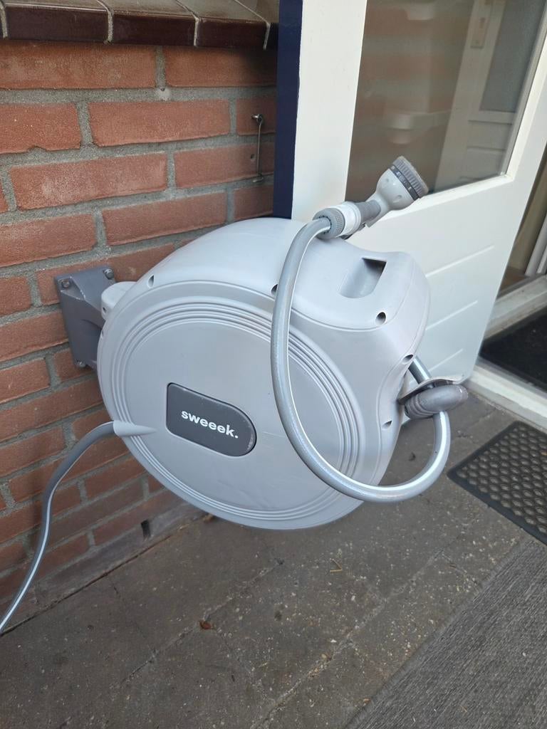 Sweeek zelfoprollende wandslanghaspel 30m, Tuin en Terras, Tuinslangen, Ophalen of Verzenden, Gebruikt