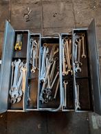 Gereedschapskist met ringsleutels en steeksleutels, Ophalen