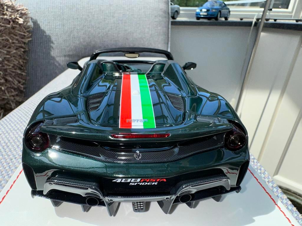 Dino Model Ferrari 488 Pista Spider (Verda British), Hobby en Vrije tijd, Modelauto's | 1:18, Ophalen of Verzenden, Zo goed als nieuw