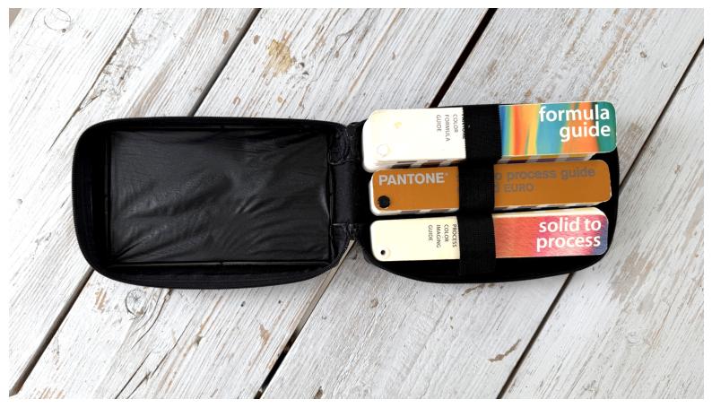 Pantone waaier set met etui | coated uncoated process, Ophalen of Verzenden, Zo goed als nieuw, Papier, Schets- of Tekenboek