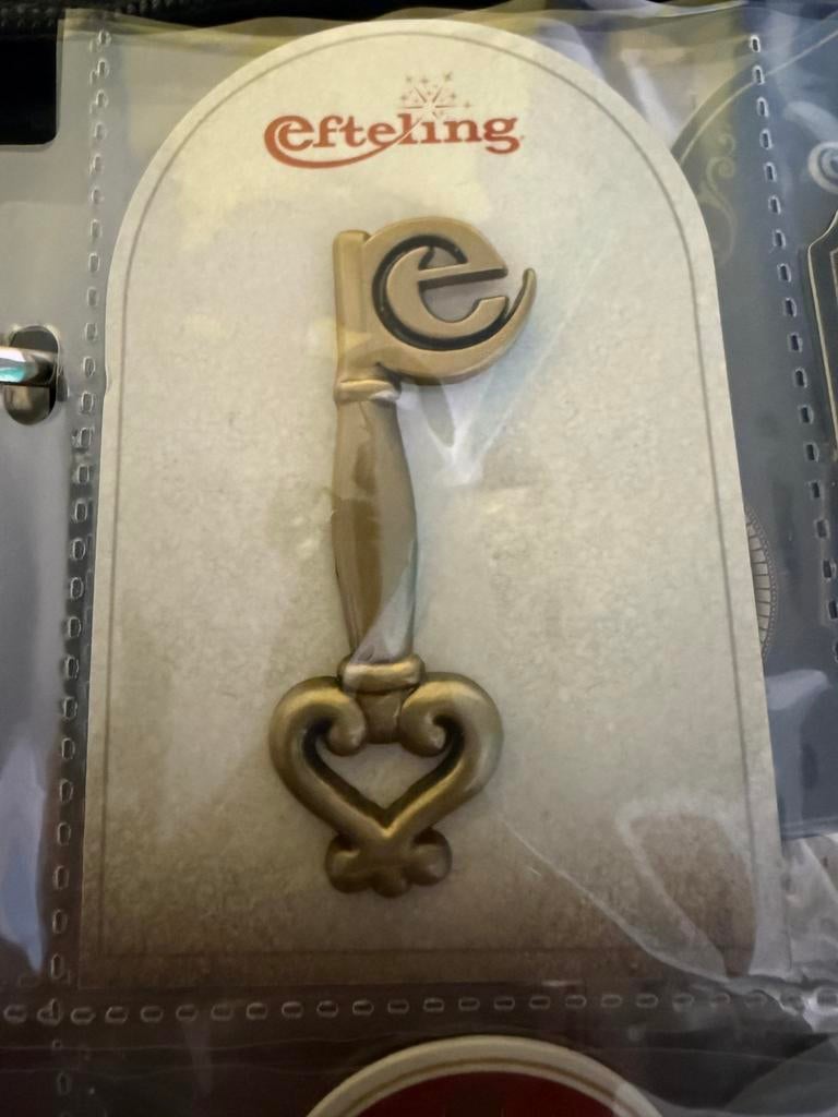 Efteling pin sleutel, Sieraden, Tassen en Uiterlijk, Ophalen of Verzenden, Zo goed als nieuw, Staal