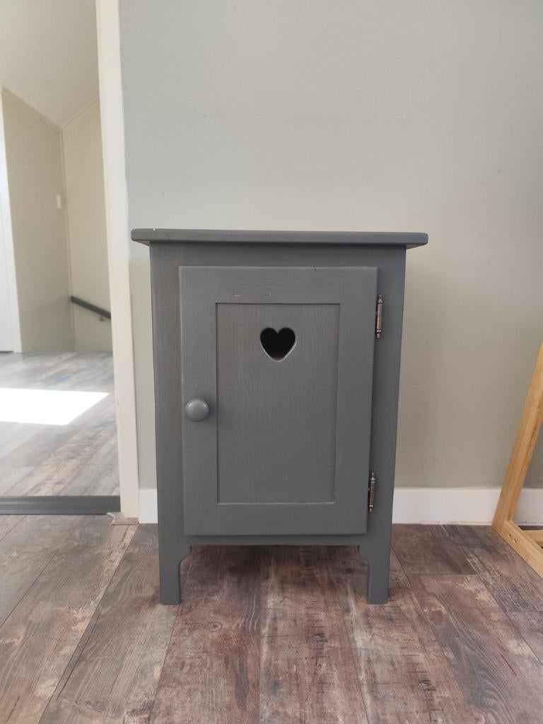Leuk nachtkastje met hartje, Huis en Inrichting, Slaapkamer | Nachtkastjes, Gebruikt, 55 tot 70 cm, Minder dan 45 cm, Hout, Ophalen