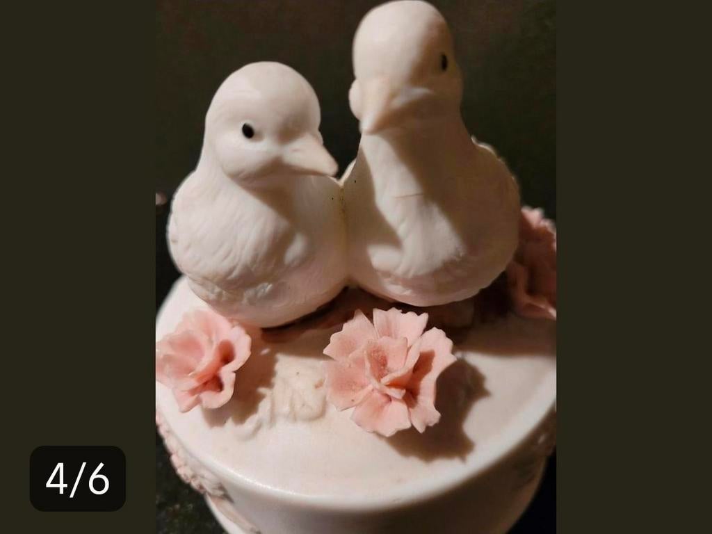 Porseleinen Speeldoos met Duiven en Roze Bloemen, Verzamelen, Beelden en Beeldjes, Zo goed als nieuw, Dier, Ophalen of Verzenden