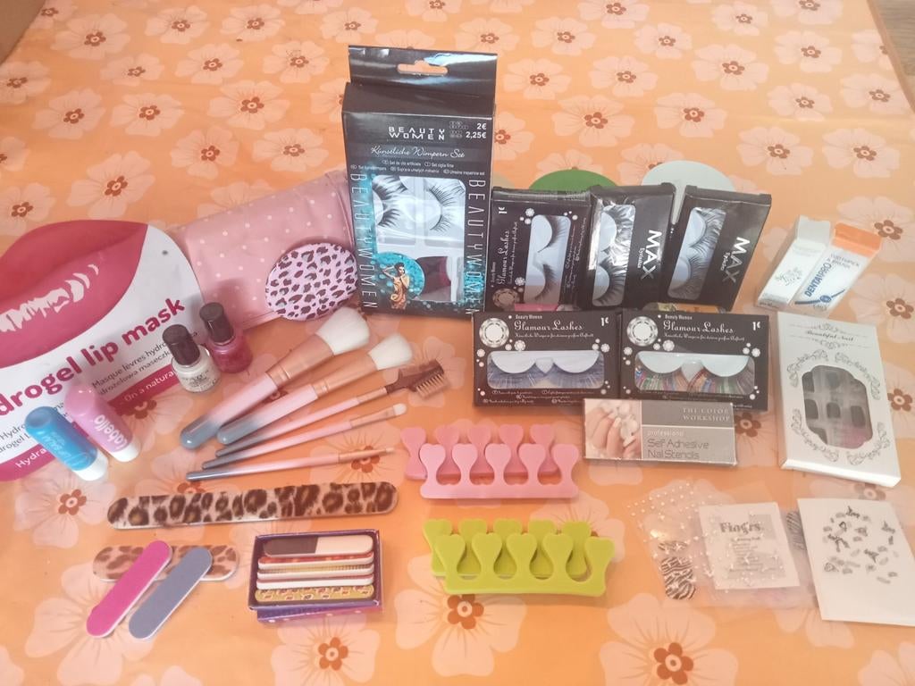 Pakket wimpers en nagels, Sieraden, Tassen en Uiterlijk, Uiterlijk | Cosmetica en Make-up, Ophalen of Verzenden, Gebruikt, Handen en Nagels