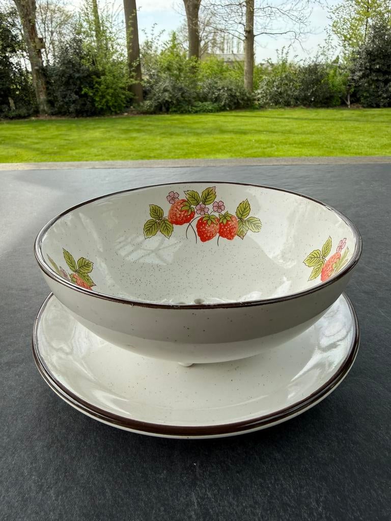 Vintage aardbeienschaal met onderschaal – compleet & gaaf, Ophalen