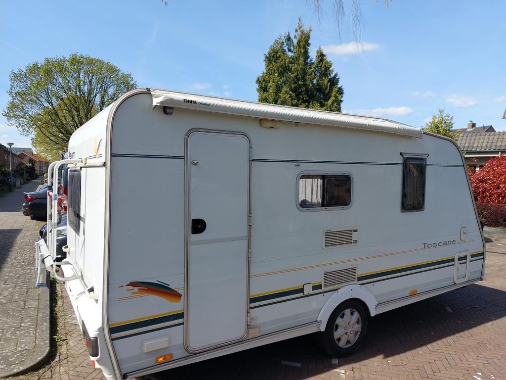 VOOR DE SNELLE BESLISSER Swift Toscane 450/2 uit 1999., Caravans en Kamperen, Caravans, Frans bed, Treinzit, 750 - 1000 kg, Particulier