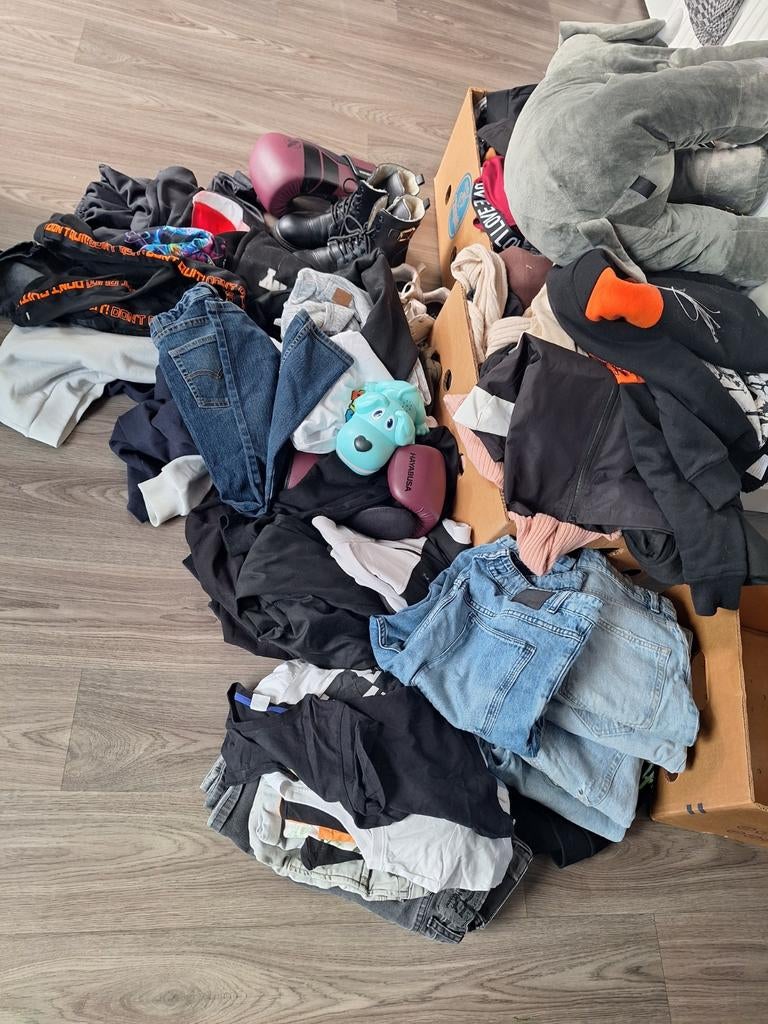 Dames en kinder kleding komingsmarkt of rommelmarkt spul., Ophalen