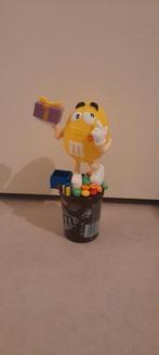 M&M's Gele Karakter Figuur met Cadeau - Decoratie, Verzamelen, Ophalen of Verzenden, Zo goed als nieuw
