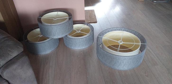 Zilver/grijs met witte lampenkappen, Huis en Inrichting, Lampen | Lampenkappen, Rond, Grijs, Ophalen