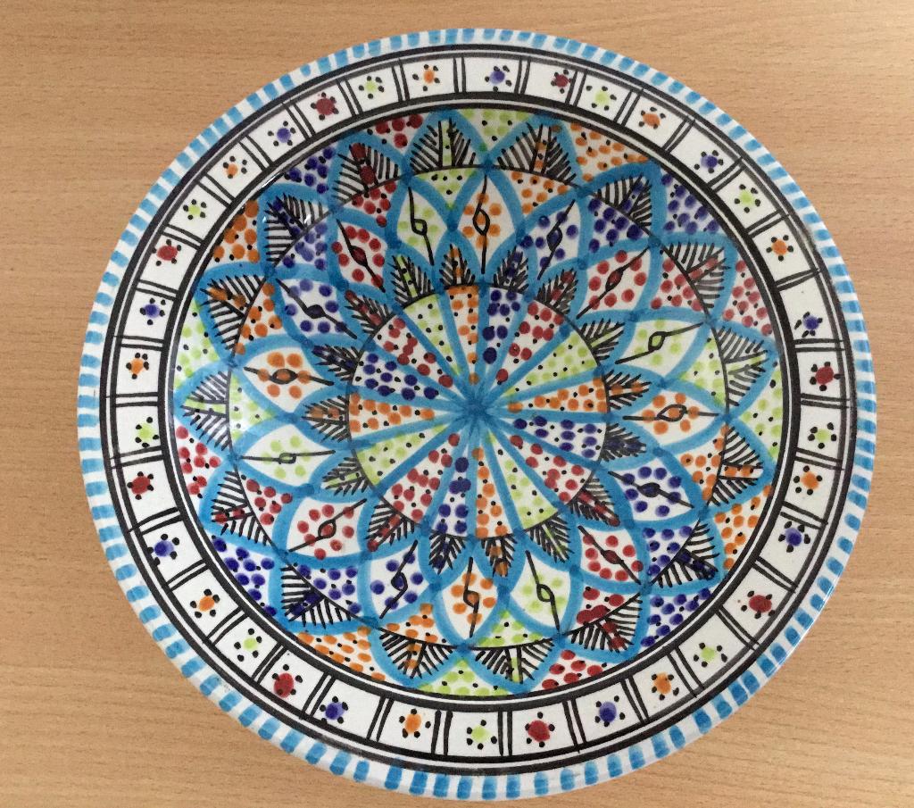 Mooi gekleurde schaal Fait Main, doorsnede 24 cm., Huis en Inrichting, Woonaccessoires | Schalen en Manden, Ophalen of Verzenden