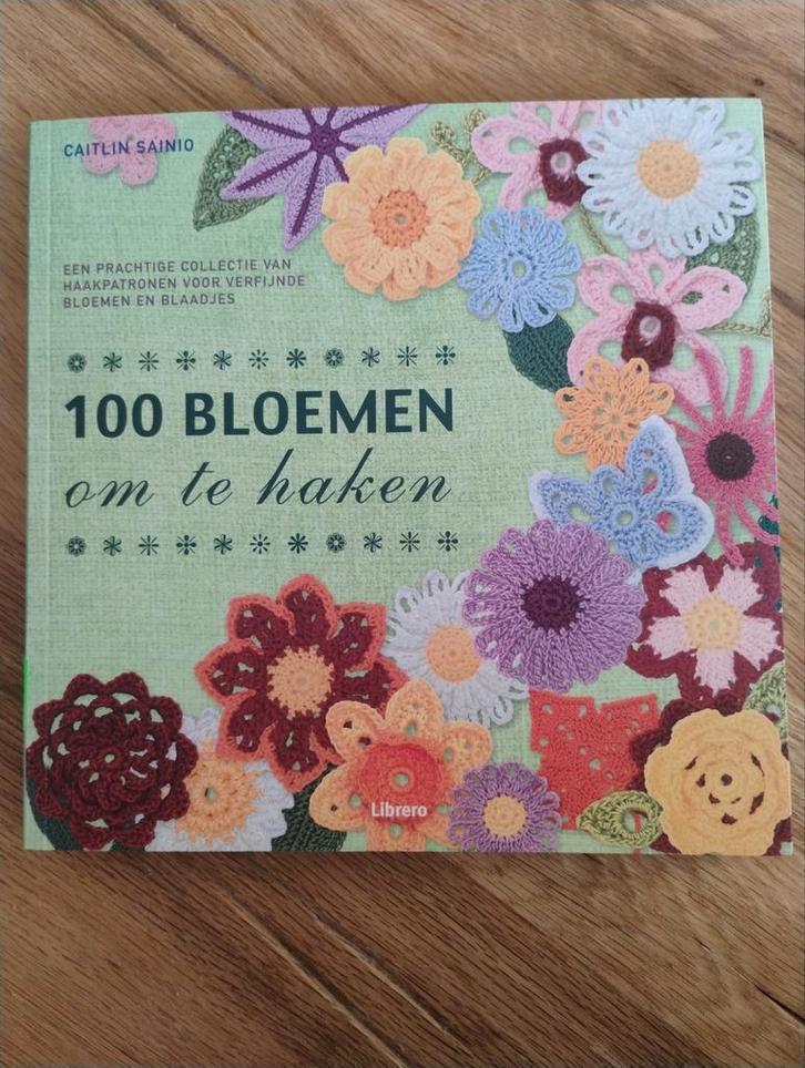 100 Bloemen om te Haken - Caitlin Sainio, Hobby en Vrije tijd, Breien en Haken, Zo goed als nieuw, Haken, Patroon of Boek, Ophalen of Verzenden