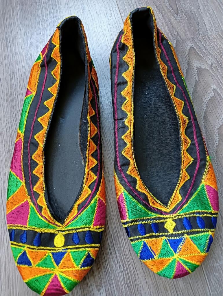 Kleurrijk geborduurde ballerina's mt 36, Kleding | Dames, Schoenen, Ballerina's, Ophalen of Verzenden, Onbekend, Zo goed als nieuw