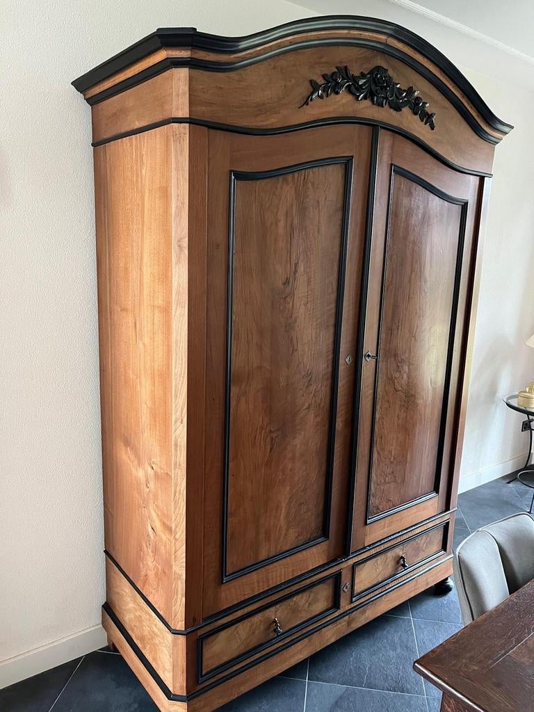 Antieke kast met sierlijk houtsnijwerk, Ophalen