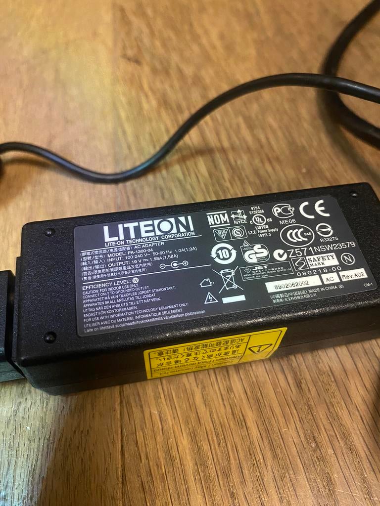 Laptop adapter 19v 19 volt 1.58a acer asus mini laptop, Computers en Software, Laptop-opladers, Ophalen of Verzenden, Zo goed als nieuw