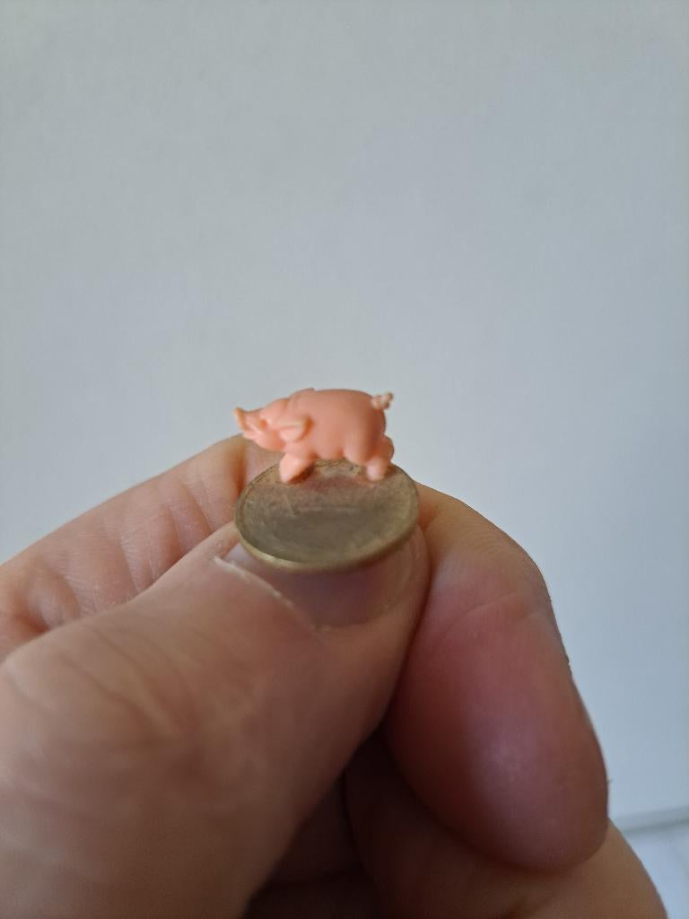 Varken van kunststof op een 1 Pfennig, D1.5xH1cm, Ophalen of Verzenden, Zo goed als nieuw, Boerderijdier, Beeldje of Figuurtje