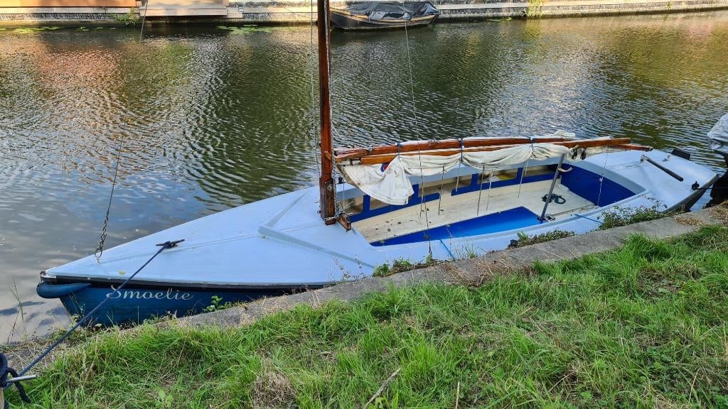 Polyvalk met houten mast en prima buitenboordmotor, Watersport en Boten, Ophalen, Gebruikt, 6 meter of meer, Polyvalk
