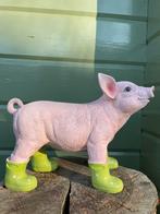 Varken big groene regenlaarsjes beeld tuin boerderij boer, Ophalen of Verzenden, Nieuw, Kunststof, Dierenbeeld