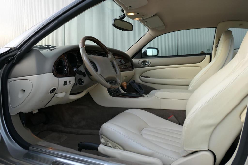 Jaguar XK8 4.0 V8 Coupé NAP 66.000km Uniek Youngtimer Stoel, Achterwielaandrijving, Gebruikt, 4 stoelen, Beige