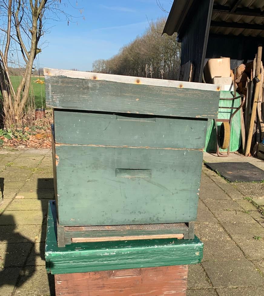 2e hands spaarkast compleet, Bijen