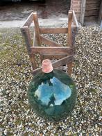 Grote glazen fles met houten krat . Vintage, Ophalen