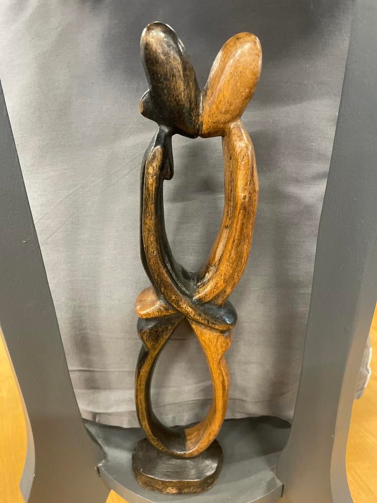 Houten sculptuur van twee kussende figuren, Antiek en Kunst, Kunst | Beelden en Houtsnijwerken, Groep mensen, Ophalen of Verzenden