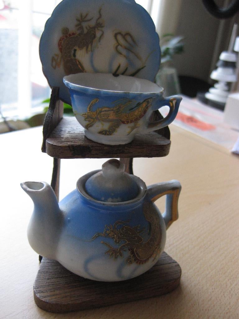 Miniatuur theepotje en schoteltje met Japanse dragonware., Ophalen of Verzenden