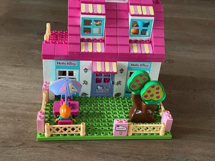 Hello Kitty Duplo Huis - Complete set met plastic bak, Kinderen en Baby's, Speelgoed | Duplo en Lego, Gebruikt, Duplo, Complete set