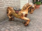Groot hangend paard van papier mache, Ophalen