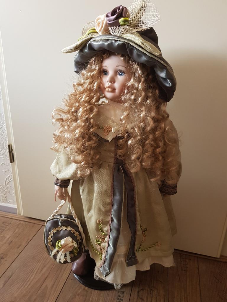 Grote porseleinen pop met echtheidscertificaat, Ophalen of Verzenden, Zo goed als nieuw, Pop