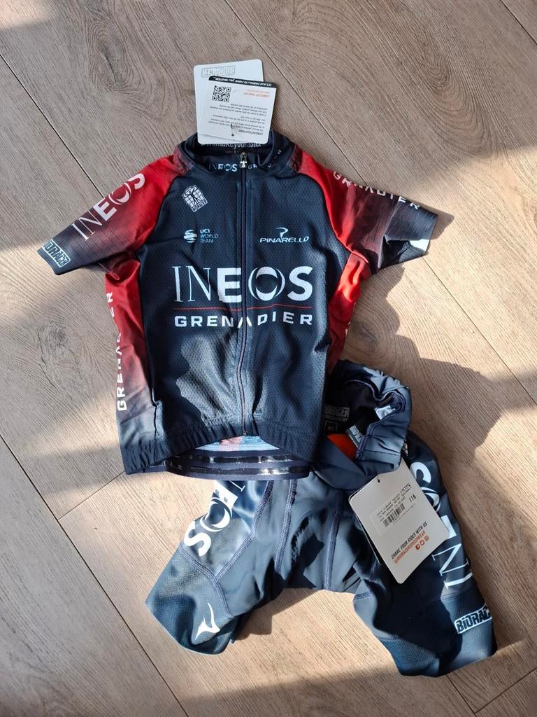Ineos wielersetje nieuw maat 116 kinderen, Ophalen of Verzenden, Nieuw, Kinderen, Bovenkleding