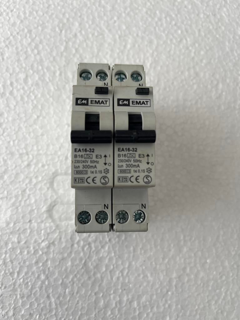 EM EMAT EA16-32 B16 E3 Aardlekautomaat (2 stuks), Ophalen of Verzenden, Zo goed als nieuw, Schakelaar
