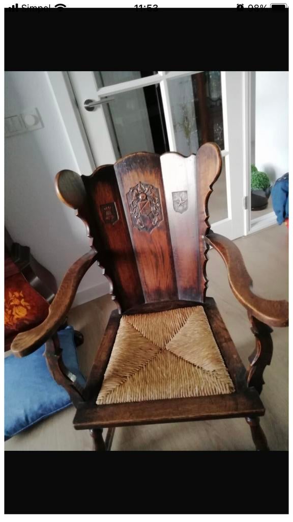 Antieke houten stoel met armleuningen, Ophalen