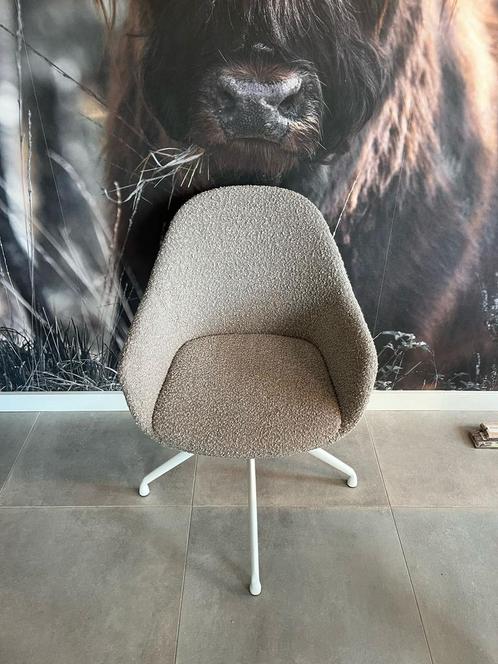 Drie eetkamerstoelen beige / zand met witte poot, Huis en Inrichting, Stoelen, Zo goed als nieuw, Drie, Metaal, Stof, Overige kleuren