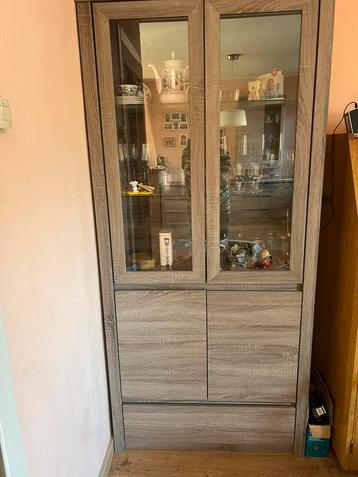 Vitrine kast met zwevende ophang kast aan de muur zgn beschikbaar voor biedingen