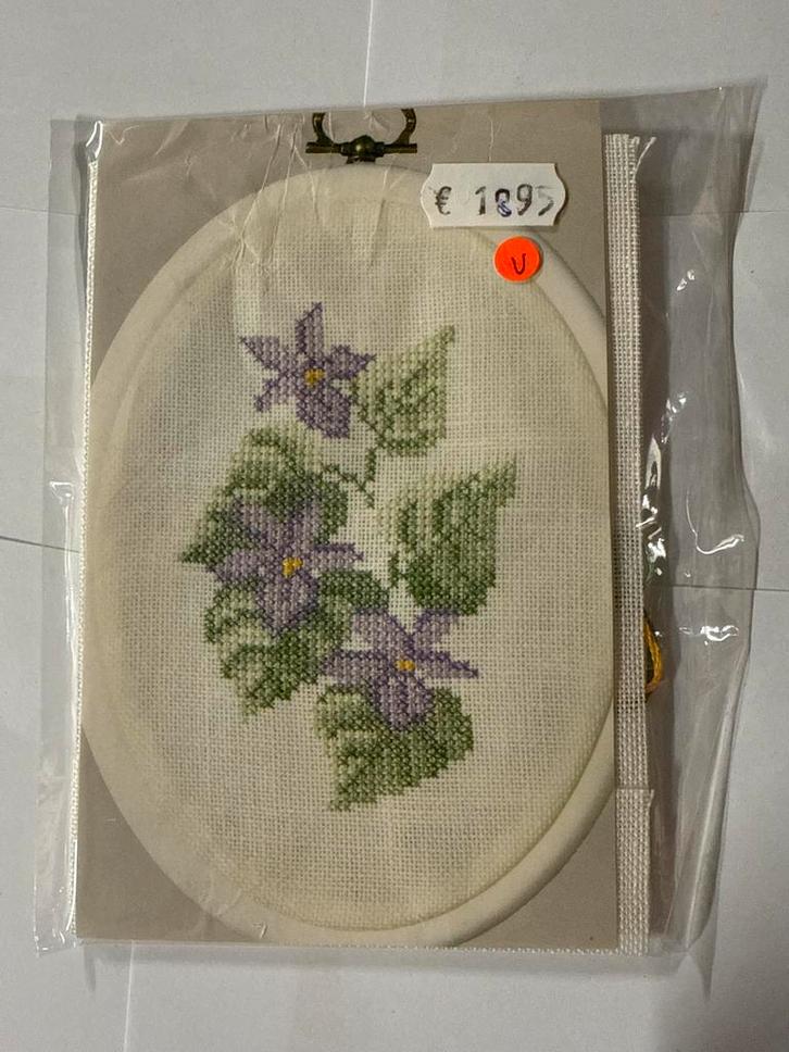 Vintage Borduurpakket - Viooltjes, Hobby en Vrije tijd, Borduren en Borduurmachines, Zo goed als nieuw, Borduurpakket, Handborduren