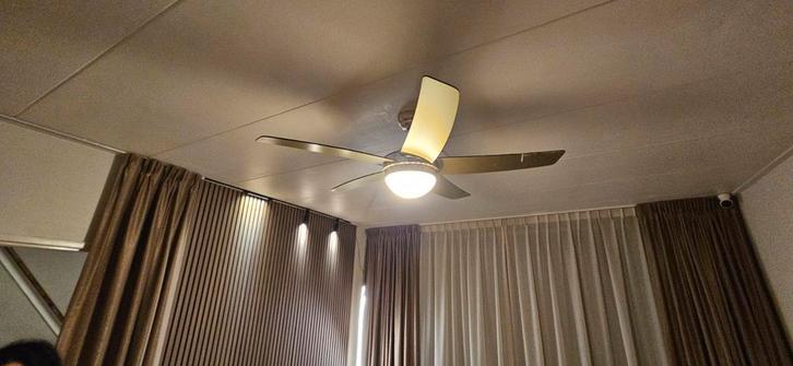 Plafondventilator met verlichting en afstandsbediening, Huis en Inrichting, Lampen | Plafondlampen, Gebruikt, Kunststof, Metaal