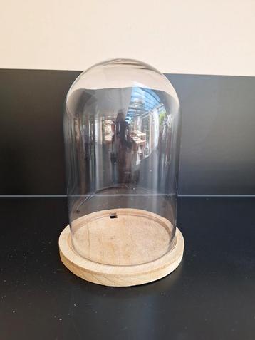 Kleine stolp met houten bodem beschikbaar voor biedingen