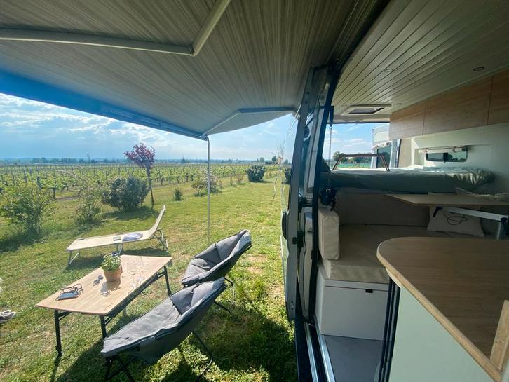 Volledig off grid, 200 PK, euro 5 custom made.Km stand:84224, Caravans en Kamperen, Campers, Particulier, tot en met 3, Buscamper of Camperbus