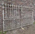 antieke vol ijzeren poort hek, Ophalen