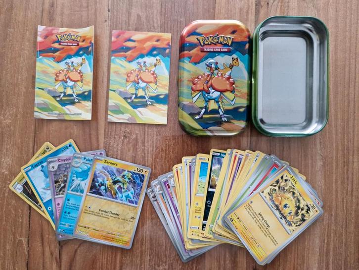 Bewaarblikje gevuld met 50 Pokemon kaarten,  5 glimmend!, Hobby en Vrije tijd, Verzamelkaartspellen | Pokémon, Zo goed als nieuw