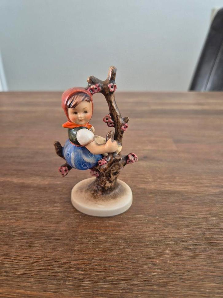 Hummel beeldje Apple Tree Girl #141 3/0, Verzamelen, Beelden en Beeldjes, Zo goed als nieuw, Mens, Ophalen of Verzenden