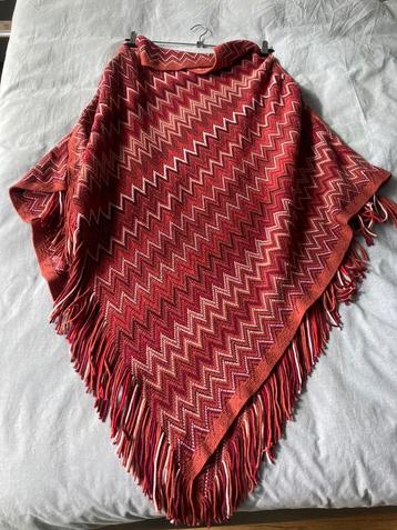 Warm Chevron Pattern Poncho with Fringes in Red Tones beschikbaar voor biedingen