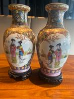 Twee Chinese Vazen met Houten Voetstukken - Prachtig!, Ophalen