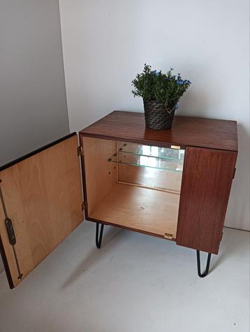 Vintage Teakhouten (dranken)Kastje met Deur beschikbaar voor biedingen