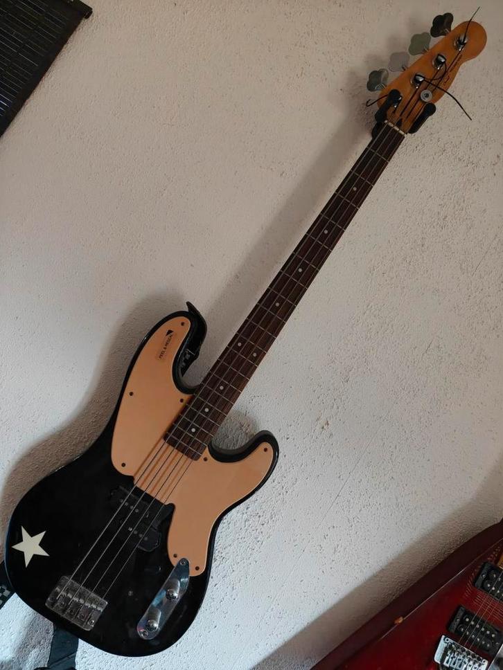 Squier signature Mike Dirnt P-Bass - Green Day, Muziek en Instrumenten, Snaarinstrumenten | Gitaren | Bas, Gebruikt, Elektrisch