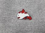 1 grappige pin van een rood witte vis te koop, Verzamelen, Speldjes, Pins en Buttons, Ophalen of Verzenden, Nieuw, Dier of Natuur