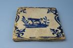Hollandse tegel met hond-hoekmotief lelie, 17e eeuw, Ophalen of Verzenden
